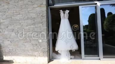婚纱在人体模特上，白色婚纱在看台上，漂亮的裙子
